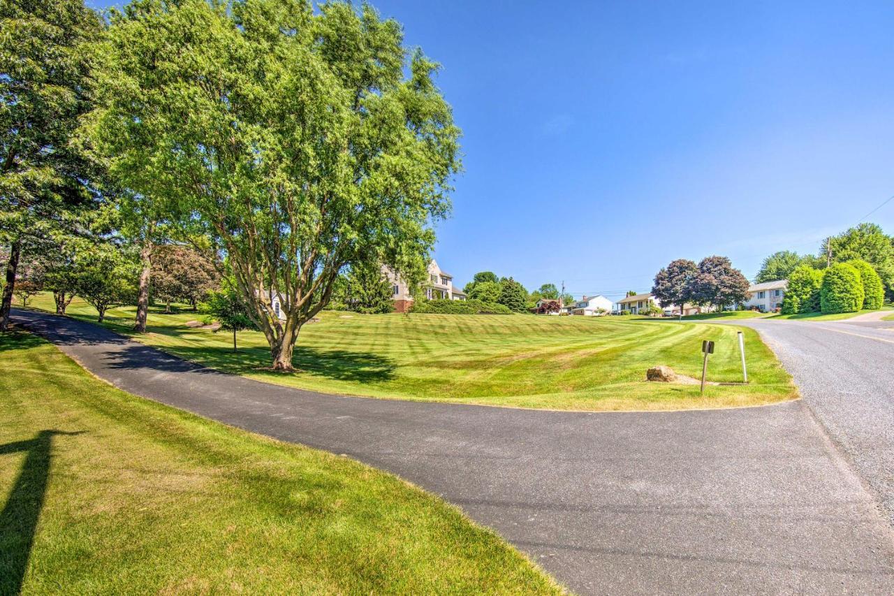 Charming With Yard And Beautiful Gardens! Apartment Manheim