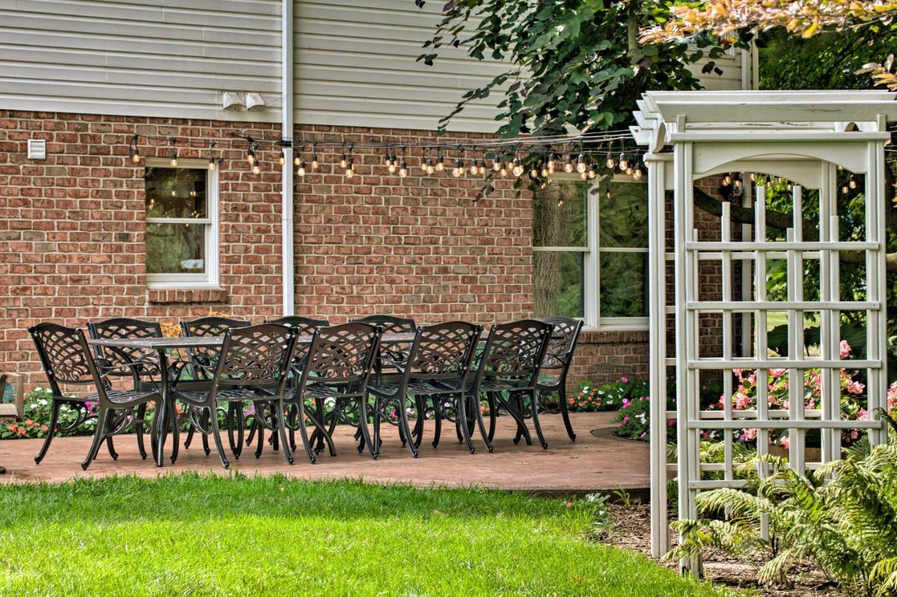 Charming With Yard And Beautiful Gardens! Apartment