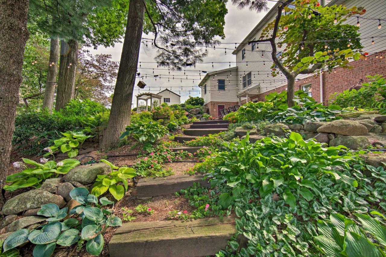 Charming With Yard And Beautiful Gardens! Apartment