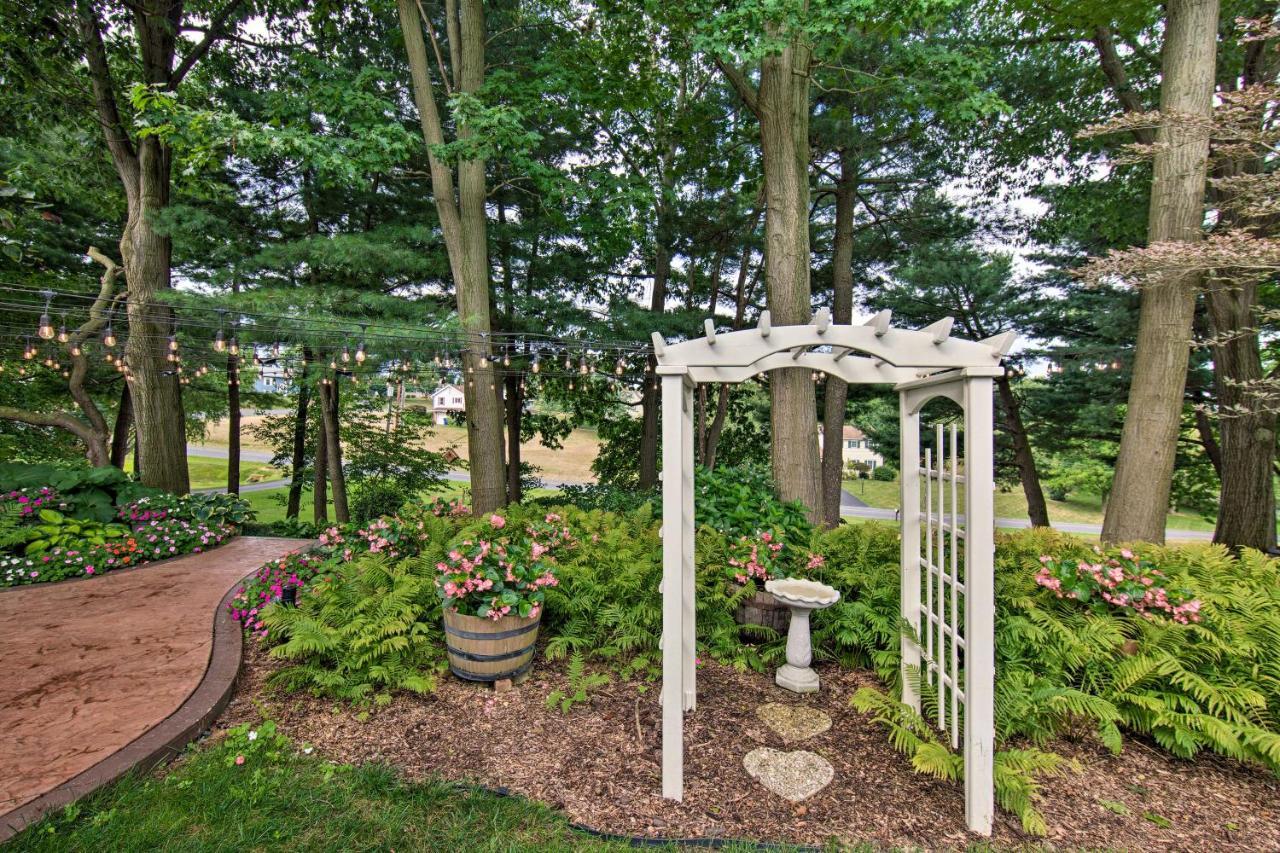 Charming With Yard And Beautiful Gardens! *