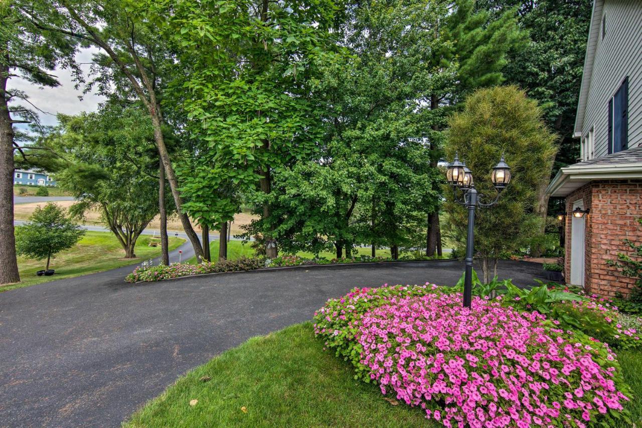 Charming With Yard And Beautiful Gardens! *