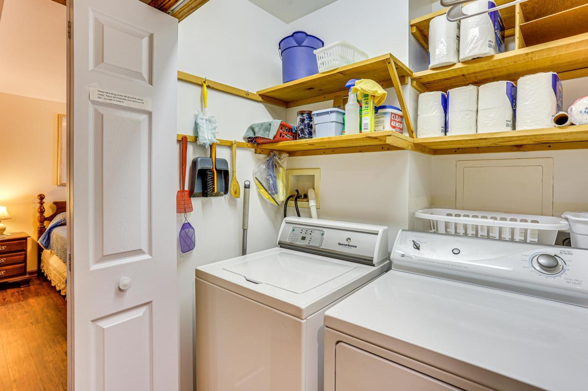 Apartment Charming With Yard And Beautiful Gardens!
