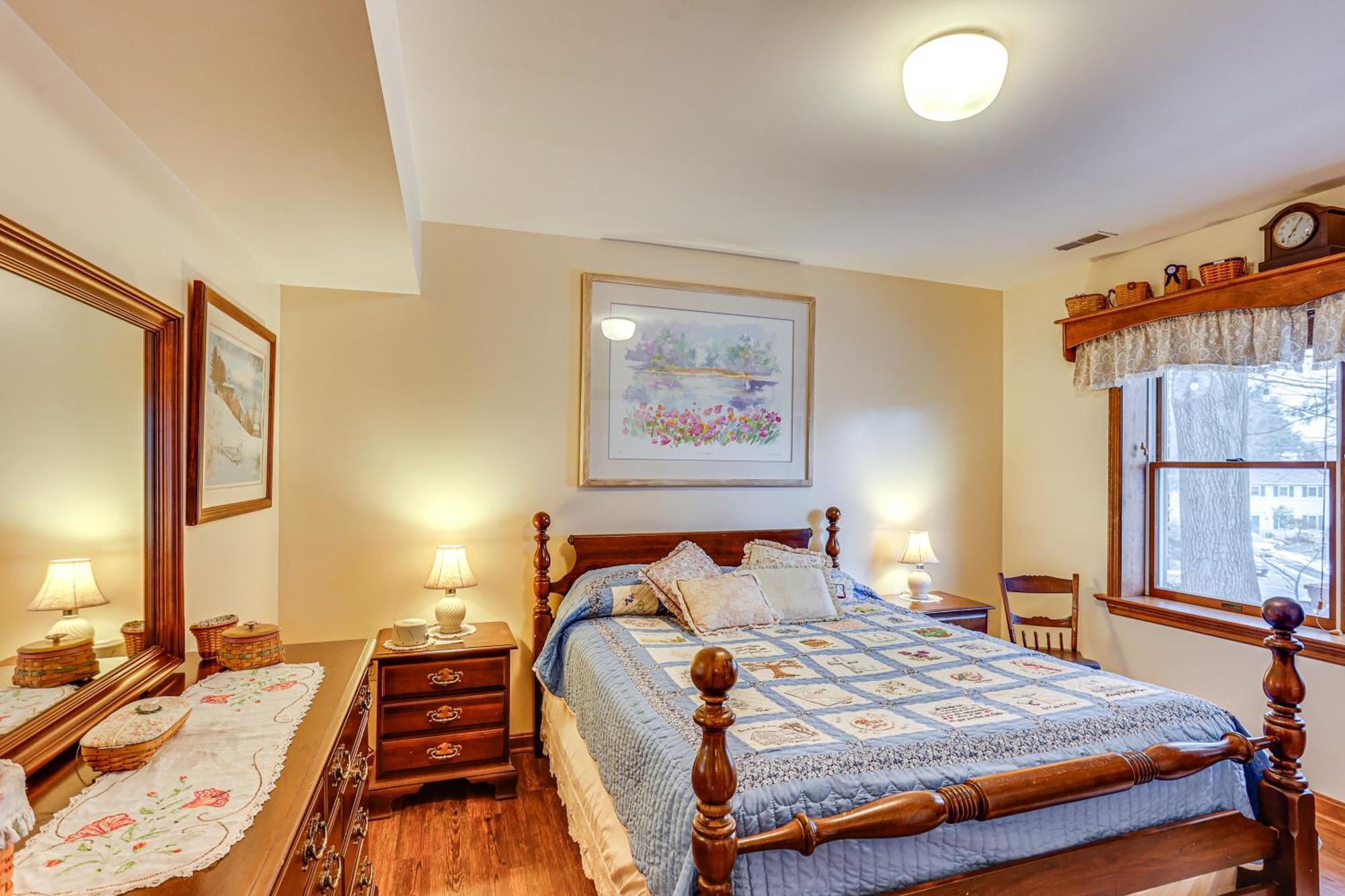 Charming With Yard And Beautiful Gardens! *