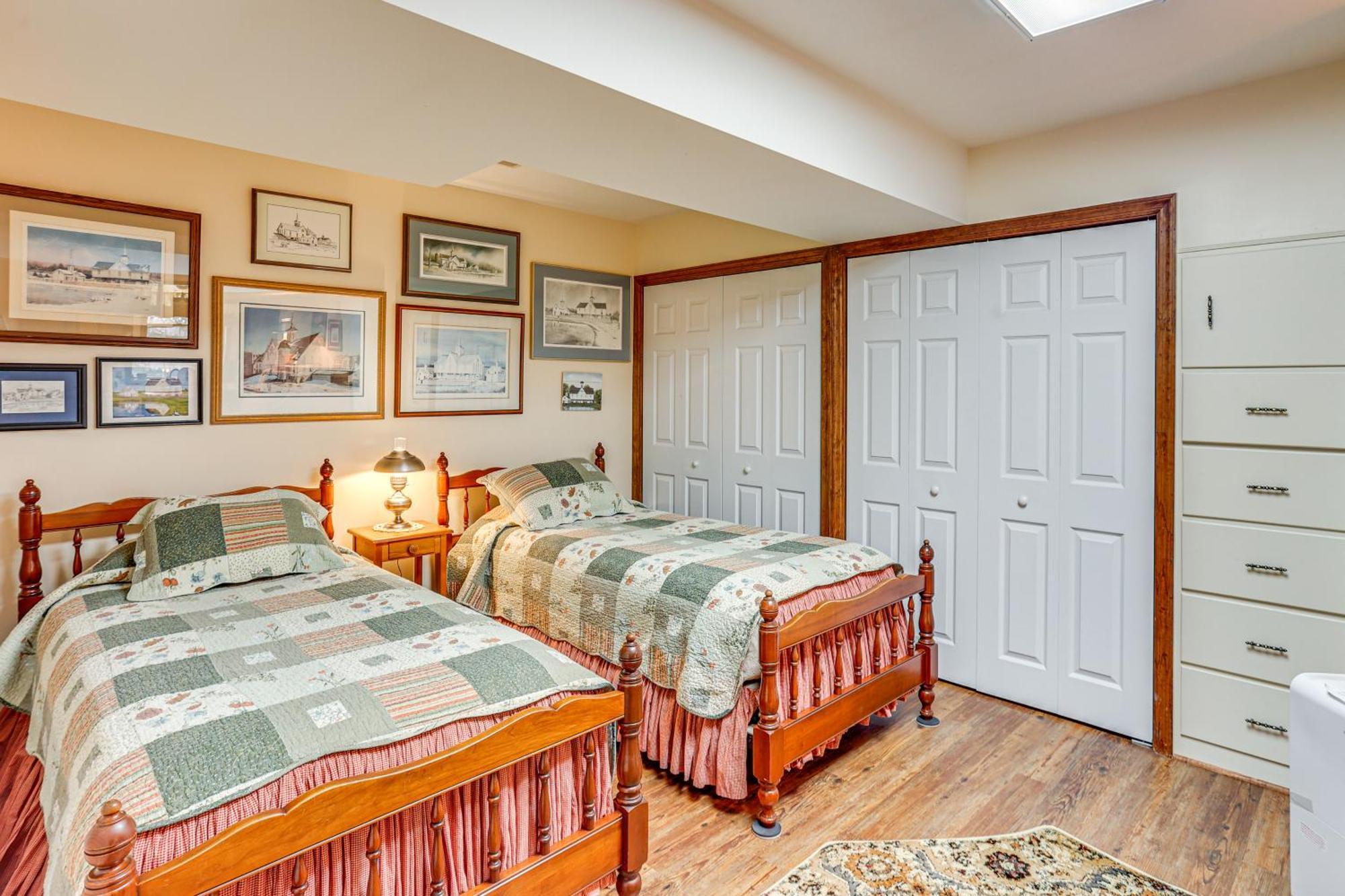 Charming With Yard And Beautiful Gardens! Manheim