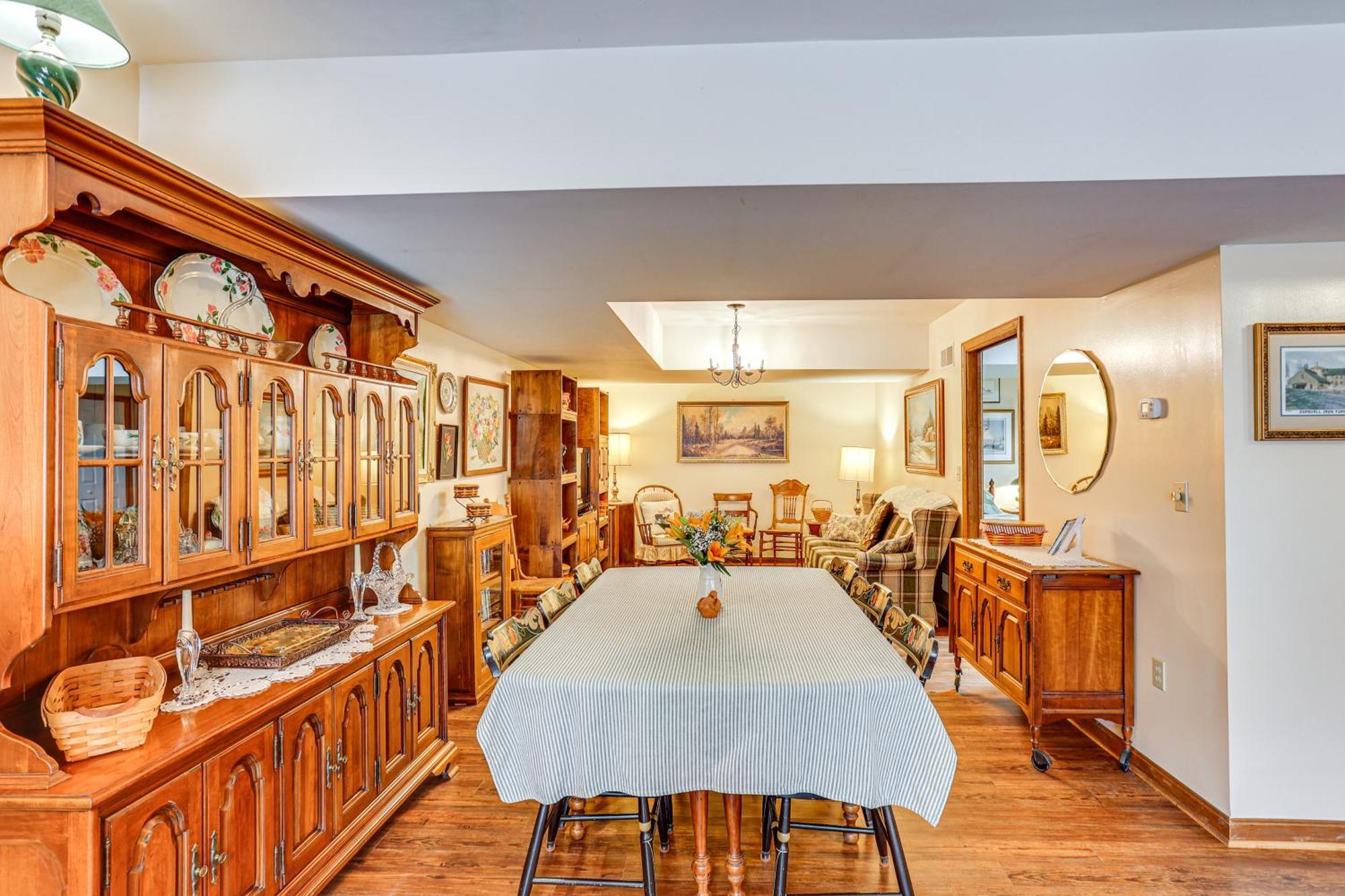 Apartment Charming With Yard And Beautiful Gardens!