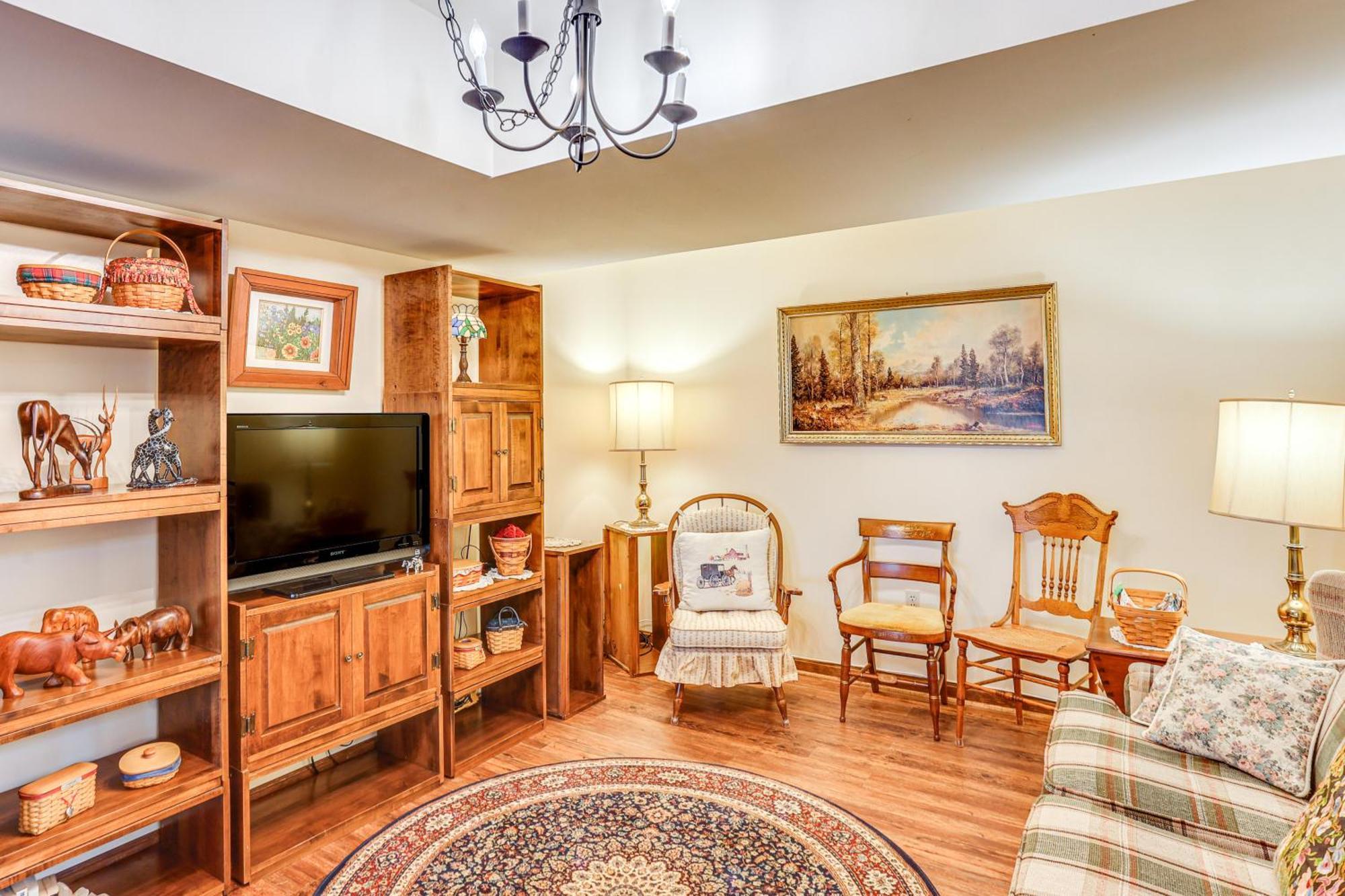 Charming With Yard And Beautiful Gardens! Apartment *