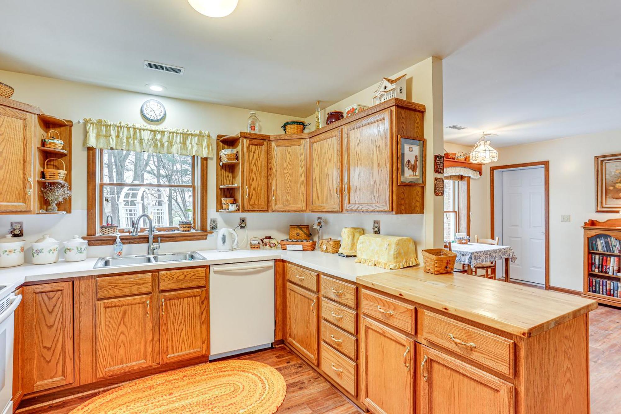 Charming With Yard And Beautiful Gardens! * Manheim