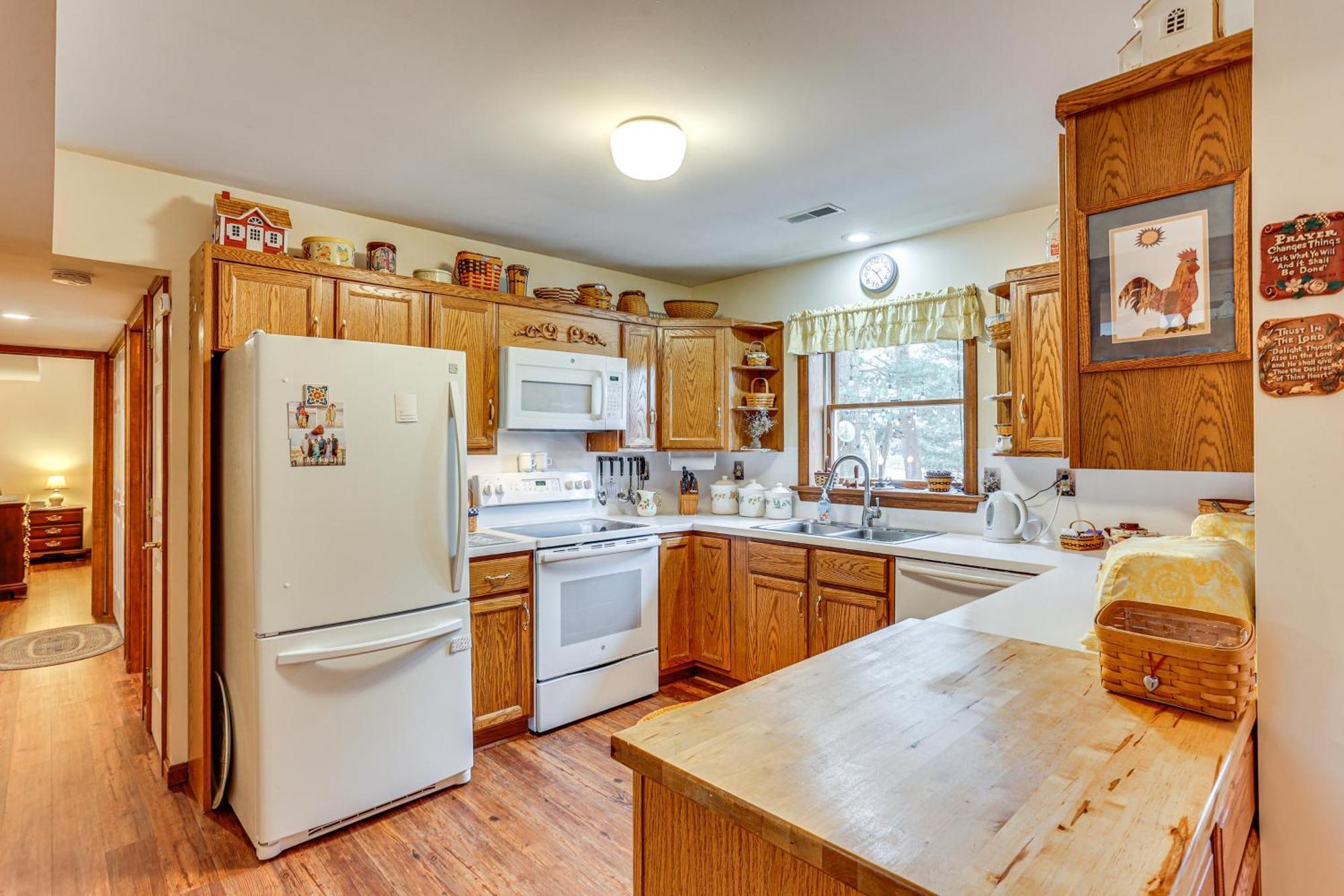 Charming With Yard And Beautiful Gardens! Apartment