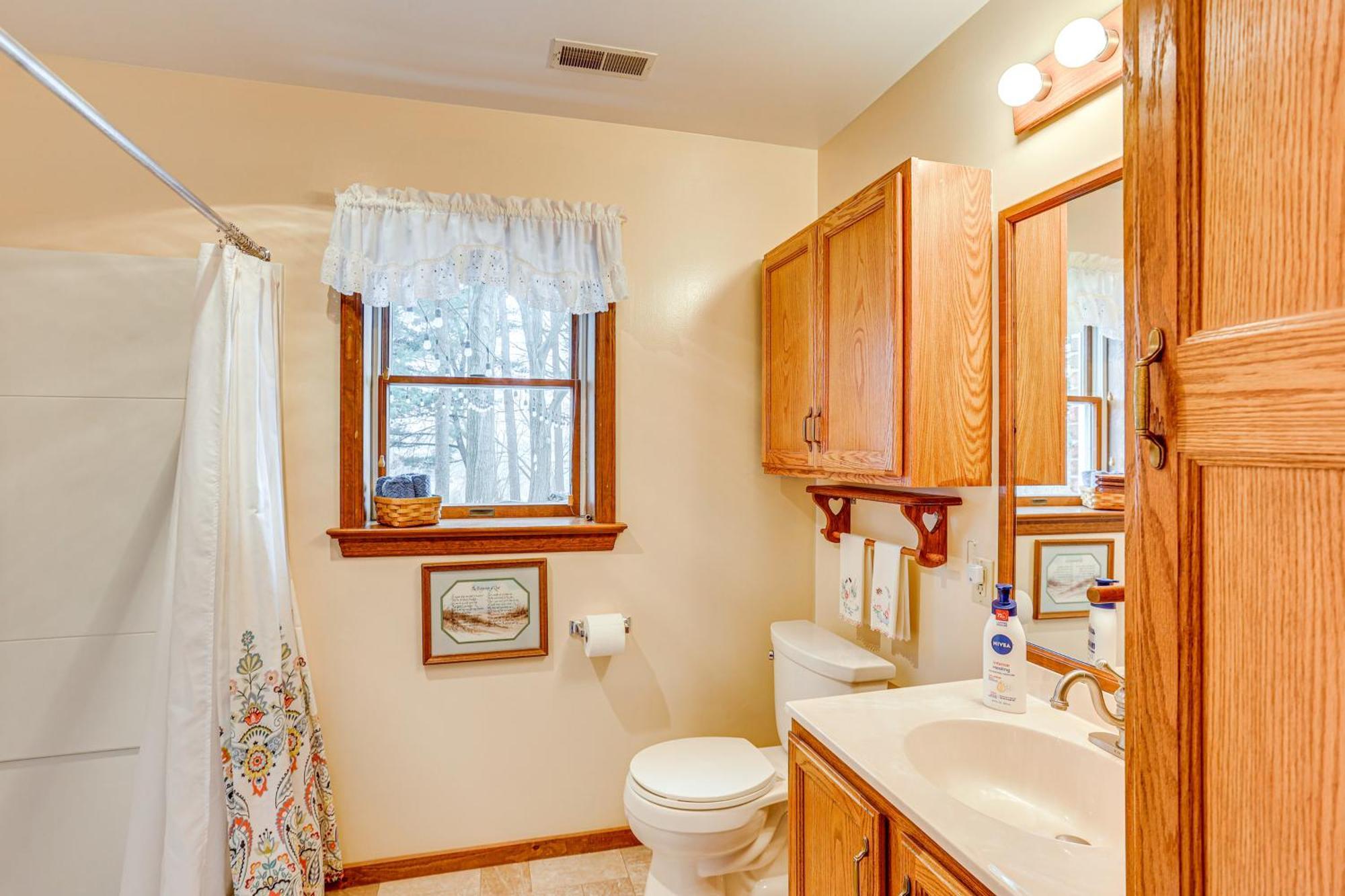 Charming With Yard And Beautiful Gardens! Apartment *