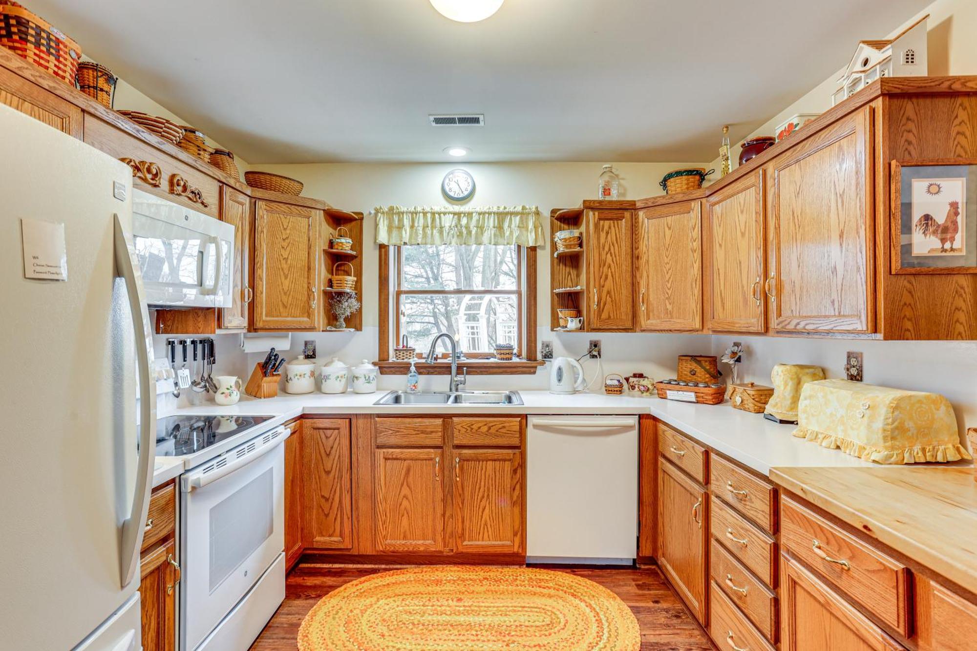 Charming With Yard And Beautiful Gardens! Apartment *